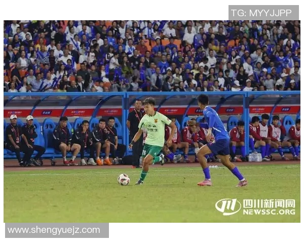 足球明星抵达城市瞬间下飞机视频曝光引发粉丝热议与期待